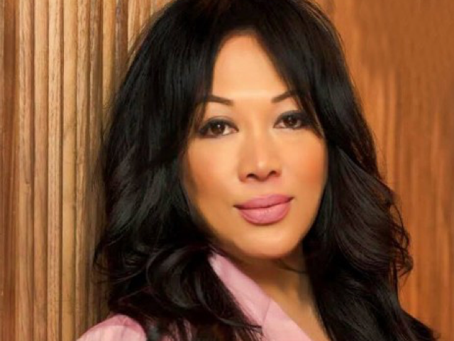 q-and-a-with-celebrity-makeup-artist-mylah-morales cover image